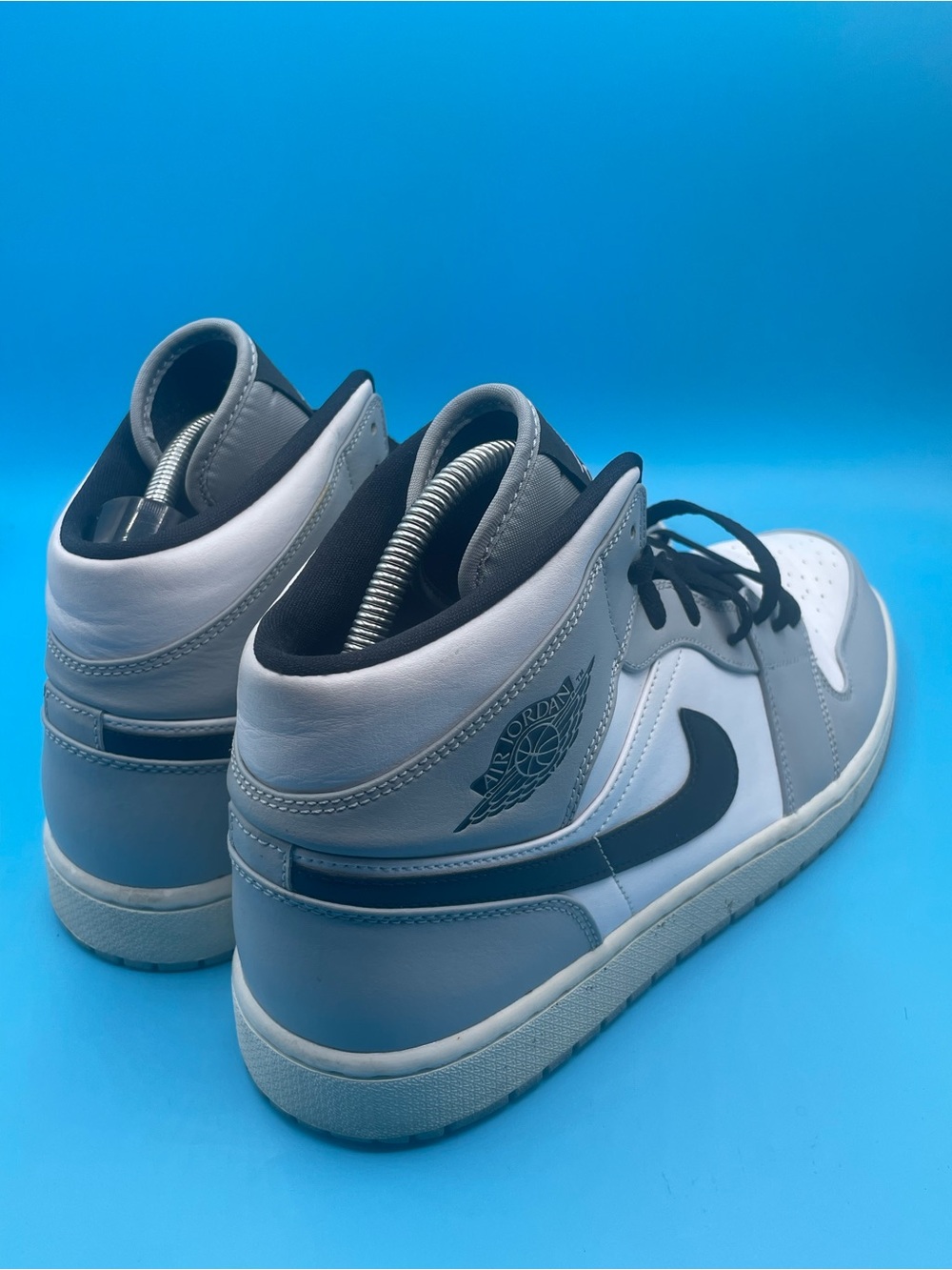 Nike Air Jordan 1 Mid "Light Smoke Grey" - Picture 2 of 4